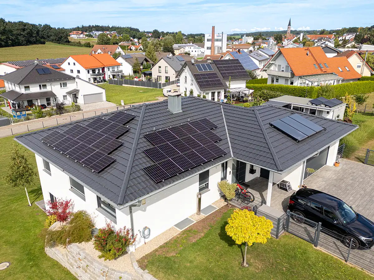 Photovoltaikanlage auf Einfamilienhausdach in Niederbayern