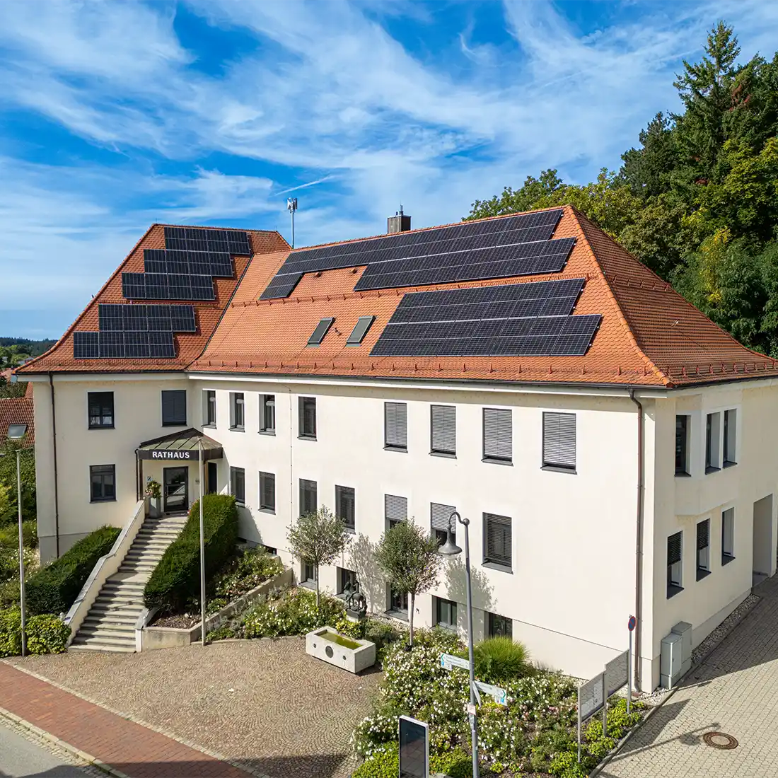 Photovoltaik Module auf dem Dach eines Rathauses