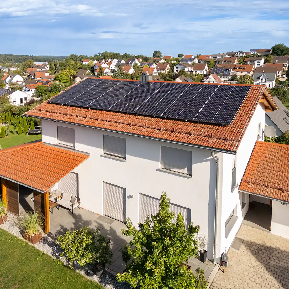 Photovoltaikanlage mit Speicher auf einem Einfamilienhaus